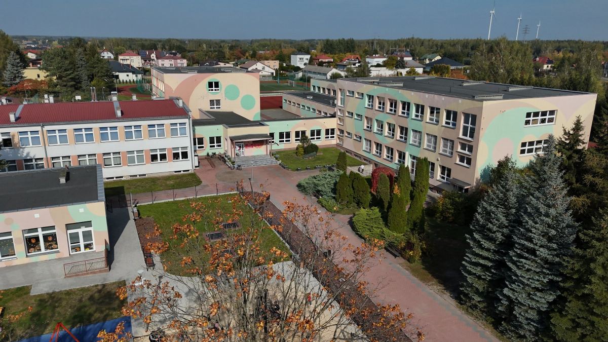 Budynek Zespołu Szkolno-Przedszkolnego w Jedlińsku z lotu ptaka